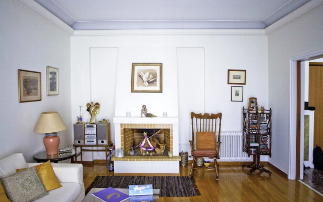 Warm & Homely Ambience in Spacious Apartment