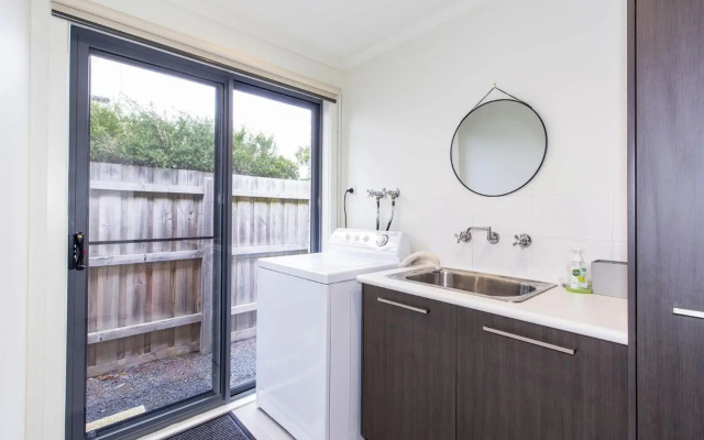 Surfside Getaway In Picturesque Inverloch