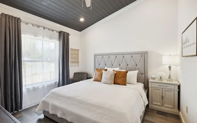 Sunset Chalet 2 Bedroom Cabin by RedAwning