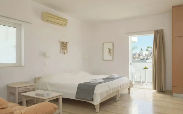 Reina Apartments