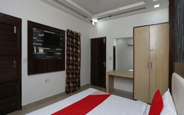 OYO 23297 Hotel Vanaya Palace