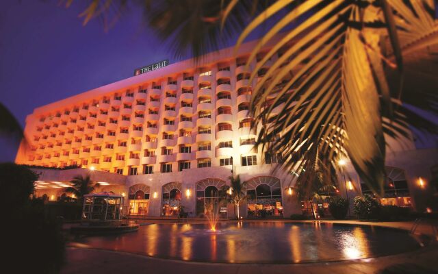 Отель The LaLiT Mumbai вид на фасад