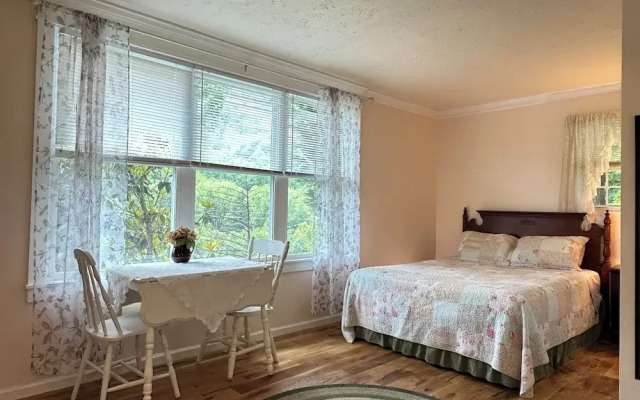 The Chimney Rock Inn & Cottages