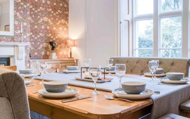 The Old Rectory - 5 Bedroom Holiday Home - Llanedi