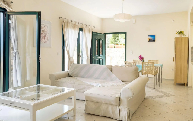 Serene Villa in Pera Melana near Sea