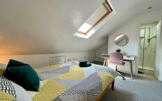 6 Person, 4 Bedroom Light, Warm & Modern Apartment