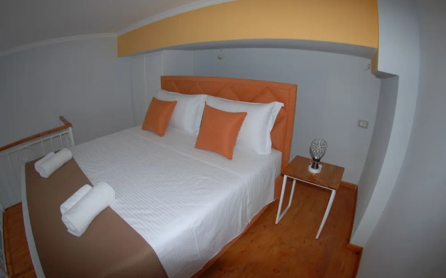 Crown Deluxe Apartments