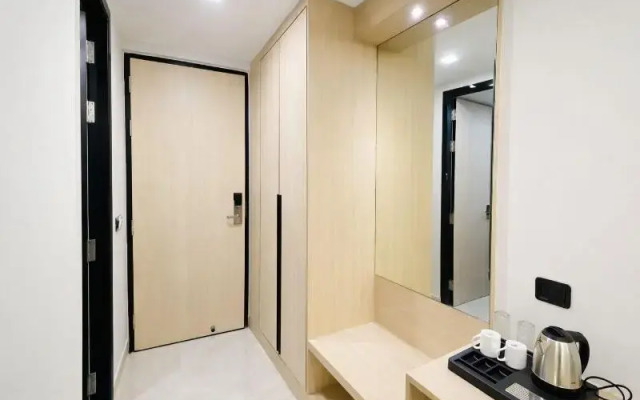 Hotel Holiday Grand Near Expo Mart