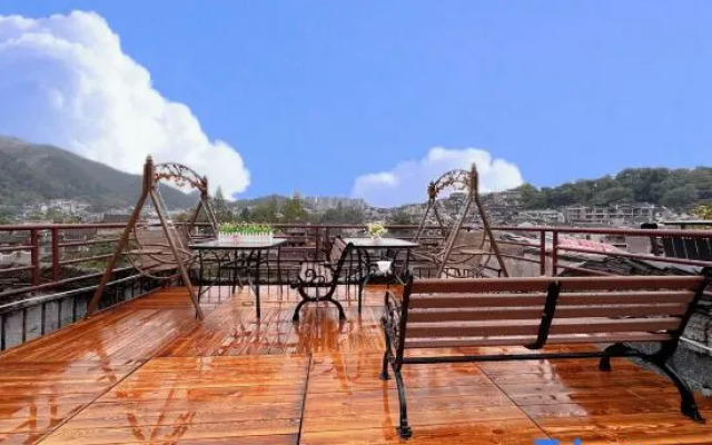 Phoenix Yixiao Qingcheng River View Homestay