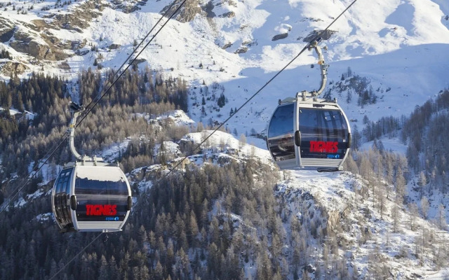 Alpine Stay w/ Spa + Views