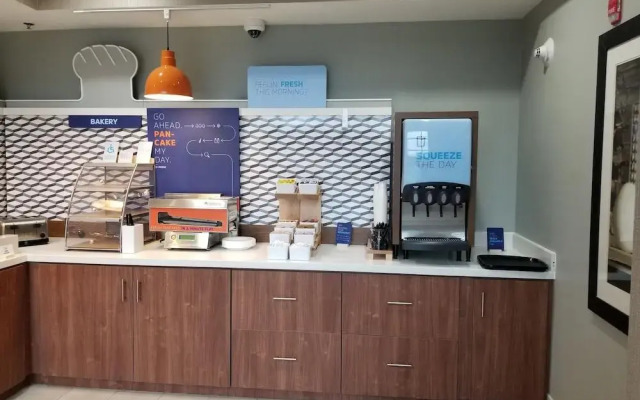 Holiday Inn Express Hotel & Suites Louisville South - Hillview