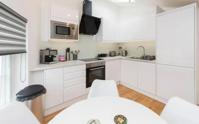 Spacious 1-BDR in central Reading w/ free parking
