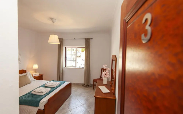 W 03 - Bedroom 3 in Topside Luz Guesthouse