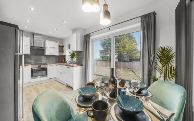 Stunning 2-bedroom house with free parking & WiFi