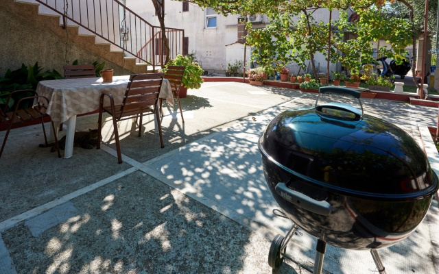 Room Ivo - with garden: R2 Trogir, Riviera Trogir