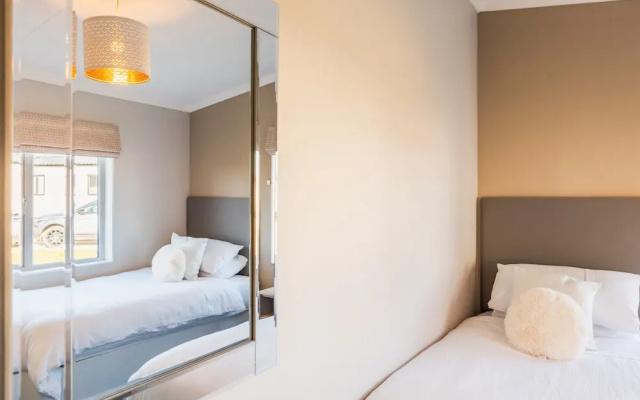 St Helens 2-bed Lodge, Sleeps 4, Pets Ok & Pool