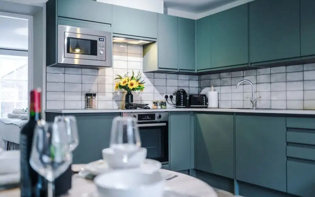 NEW Stylish 1-bed Flat Great Location Sleeps 4