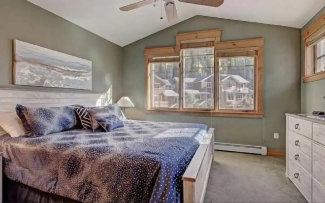Private 2 Bedroom Townhome Located in East Keystone With Access to a Firepit, Hot Tub, and Billiards
