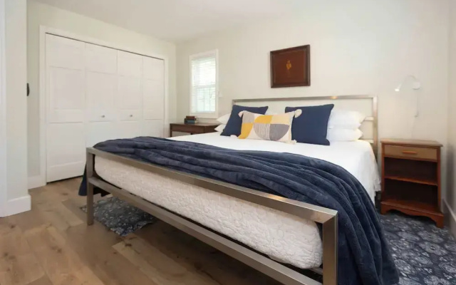 Heaven on Earth! 2 BDR Fontana Flat, Walk to Lake