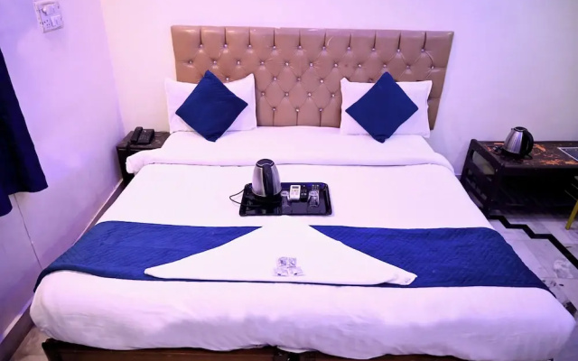 OYO Flagship Hotel Moon Palace Near Sahara Ganj Mall