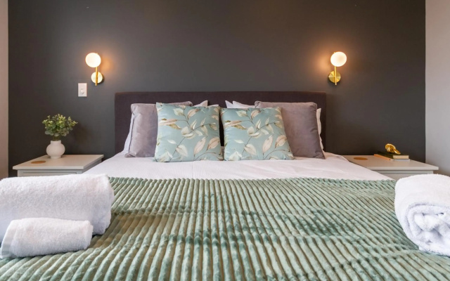 Art Deco 2 bed by Latimer Square