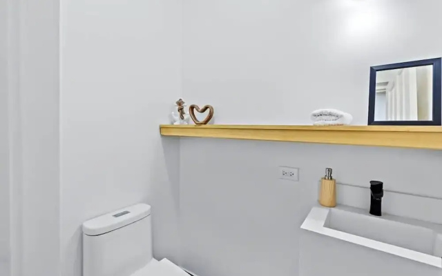 Modern Split-Level 2-Bedroom Condo with Pools, Terrace & Easy Beach Access