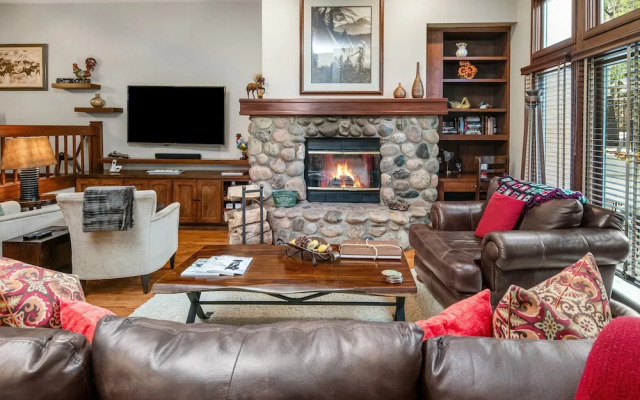 Highlands Slopeside Townhome #18 3 Bedroom Condo by RedAwning