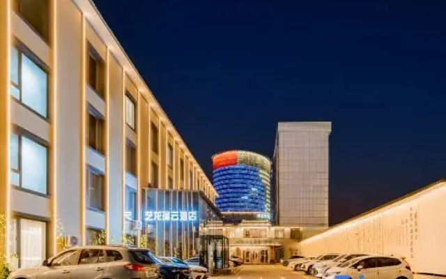 Elong R.YUN Hotel (Hohhot Railway Station Xinhua Square Subway Station)
