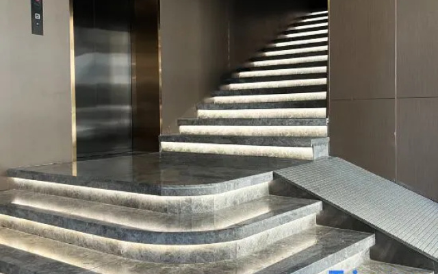 Yibai Light Luxury Hotel