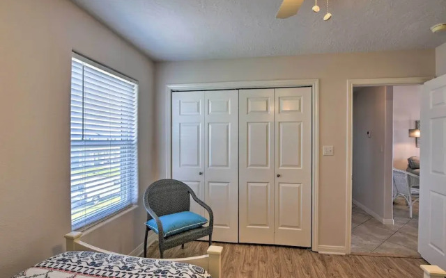 Beachfront Getaway w/ Deck & Views in Galveston