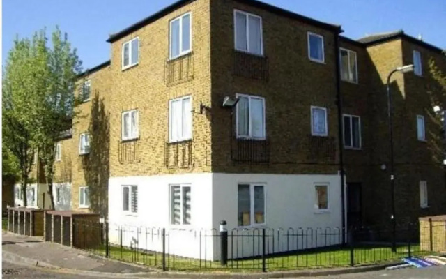 Small Modern Comfortable 2 Bedroom Apartment - Cmyr