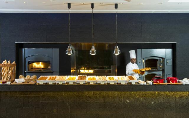 Отель The Leela Palace Bangalore вид на фасад