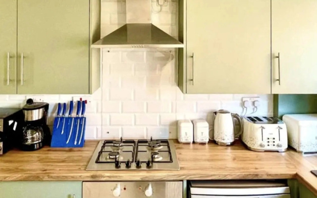 3-bedroom Gem in Manchester With Free Parking