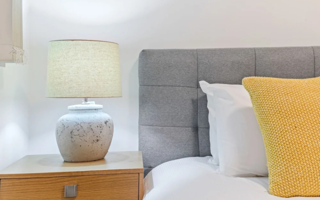 HomeHotel-Stylish Apt next to Train & Westfield