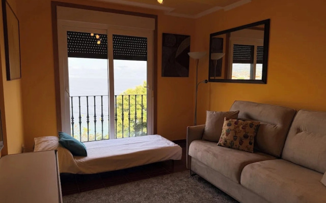 2 Bed Apt Sleeps 4 - Two TVs - Free Parking