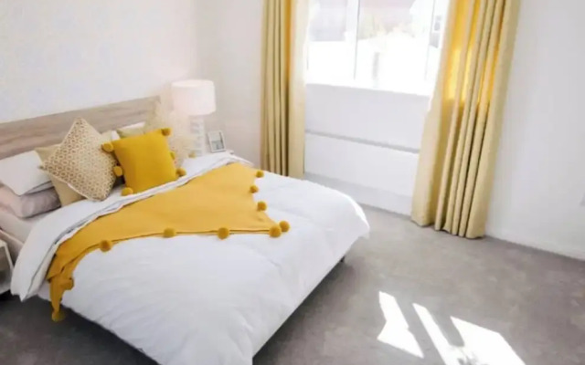 Beautiful 2-bedroom House Close to the Airport