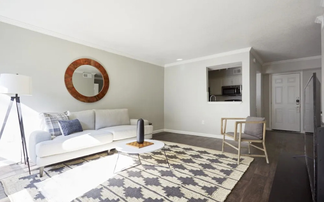 Deluxe Braeswood Place Suites by Sonder