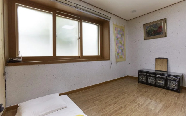 Go Woon Dang Hanok Guest House