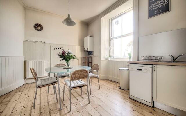 Отель Lovely 2BR Home Next to the Castle Эдинбург в номере