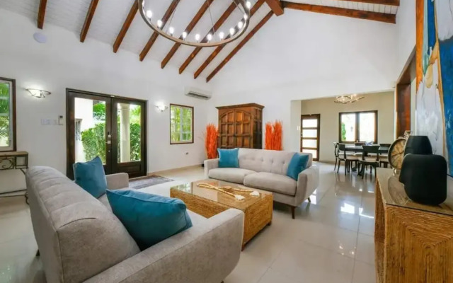 Blue Makini Villa in Noord