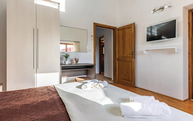 Amazing Home in Krnica with Hot Tub, WiFi & 4 Bedrooms