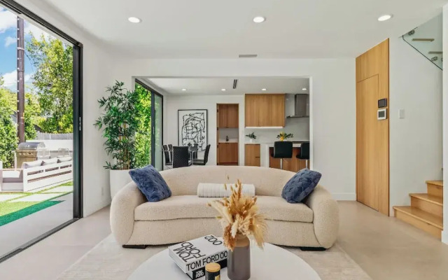 Casa Leona - Modern Masterpiece Behind Private Gates w/ Pool & Chef's Kitchen