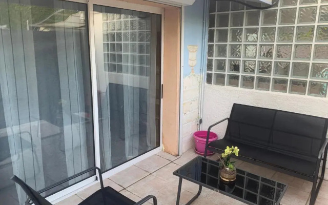 Petit appartement chez l’hôte avec piscine