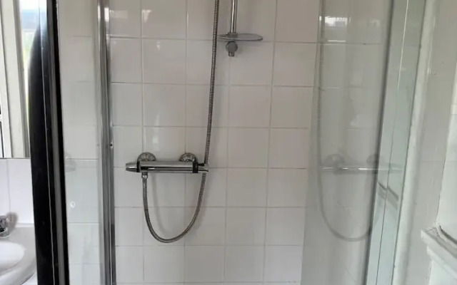 Modern 2-bed Victorian Apartment - Sleeps 6 & Pets