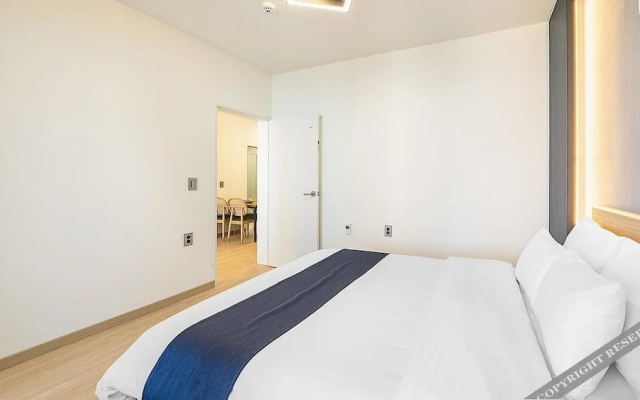 Yeosu Riaeddo poolvilla Pension