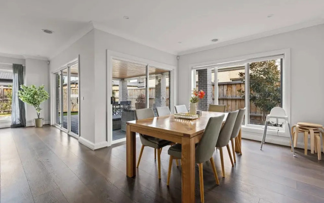 StayAU Contemporary 5BRM Families Home Point Cook