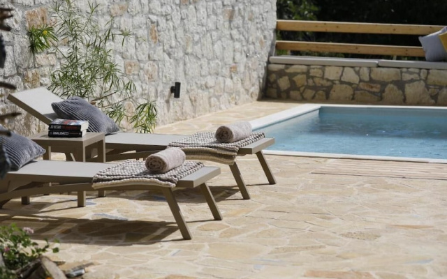 Ontas by Praxithea Traditional Home