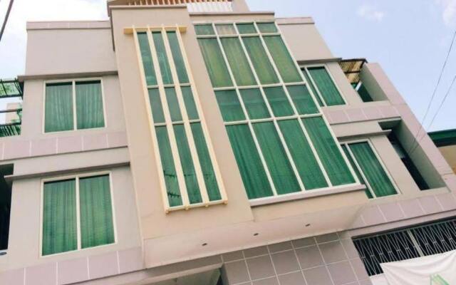 Отель Airport Travelodge Manila - Hostel Филиппины, Паранак - отзывы, цены и фото номеров - забронировать отель Airport Travelodge Manila - Hostel онлайн вид на фасад
