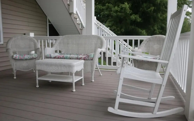 2729 Willow Ave. 3 Bedroom Condo