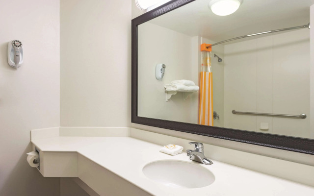 La Quinta Inn & Suites by Wyndham St. Louis Westport